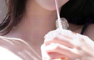 别人在“17c吃瓜”视频前狂欢,我却静静感受这微妙的距离感。