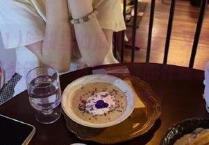 脑袋里的瓜没吃完,又点开了吃瓜51那条链接,简单粗暴的在线爆料总是能勾起我的好奇!