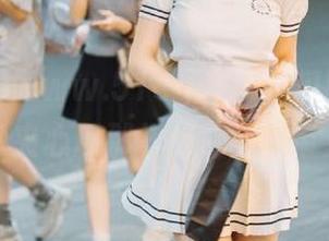www.51cg.fun吃瓜网的视频，像夹心瓜那样，甘甜又带点酸