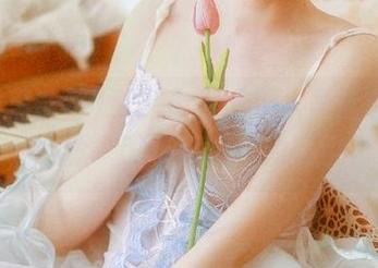 默默走进“正料黑能量”入口，感觉一股不可思议的吸引力。