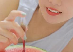 下载这个宝藏,黑料不打烊tttzzz的入口带你拖堂八卦